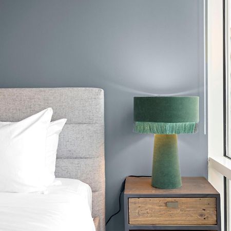 Placemakr Premier SoBro Nashville Exterior foto A table lamp