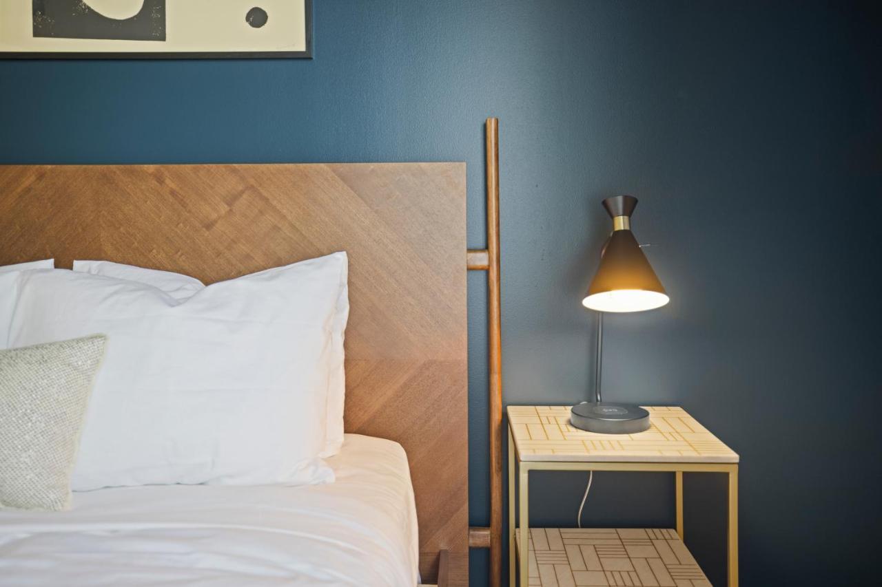 Placemakr Premier SoBro Nashville Exterior foto A lamp on a nightstand