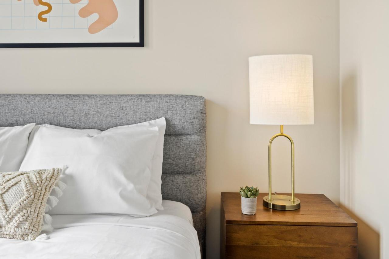 Placemakr Premier SoBro Nashville Exterior foto A lamp on a nightstand