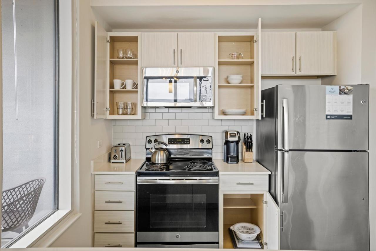 Placemakr Premier SoBro Nashville Exterior foto A typical kitchen in a typical apartment
