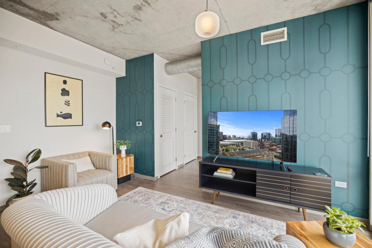 Placemakr Premier SoBro Nashville Exterior foto A staged living room