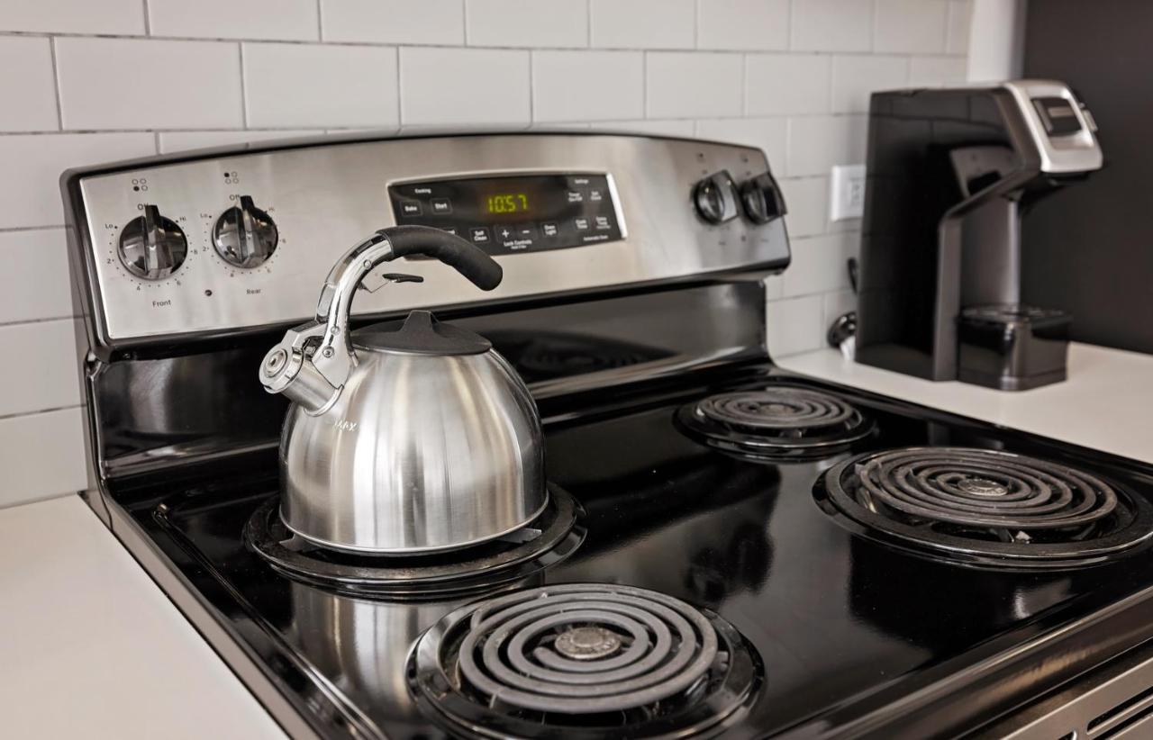 Placemakr Premier SoBro Nashville Exterior foto A GE Profile stove