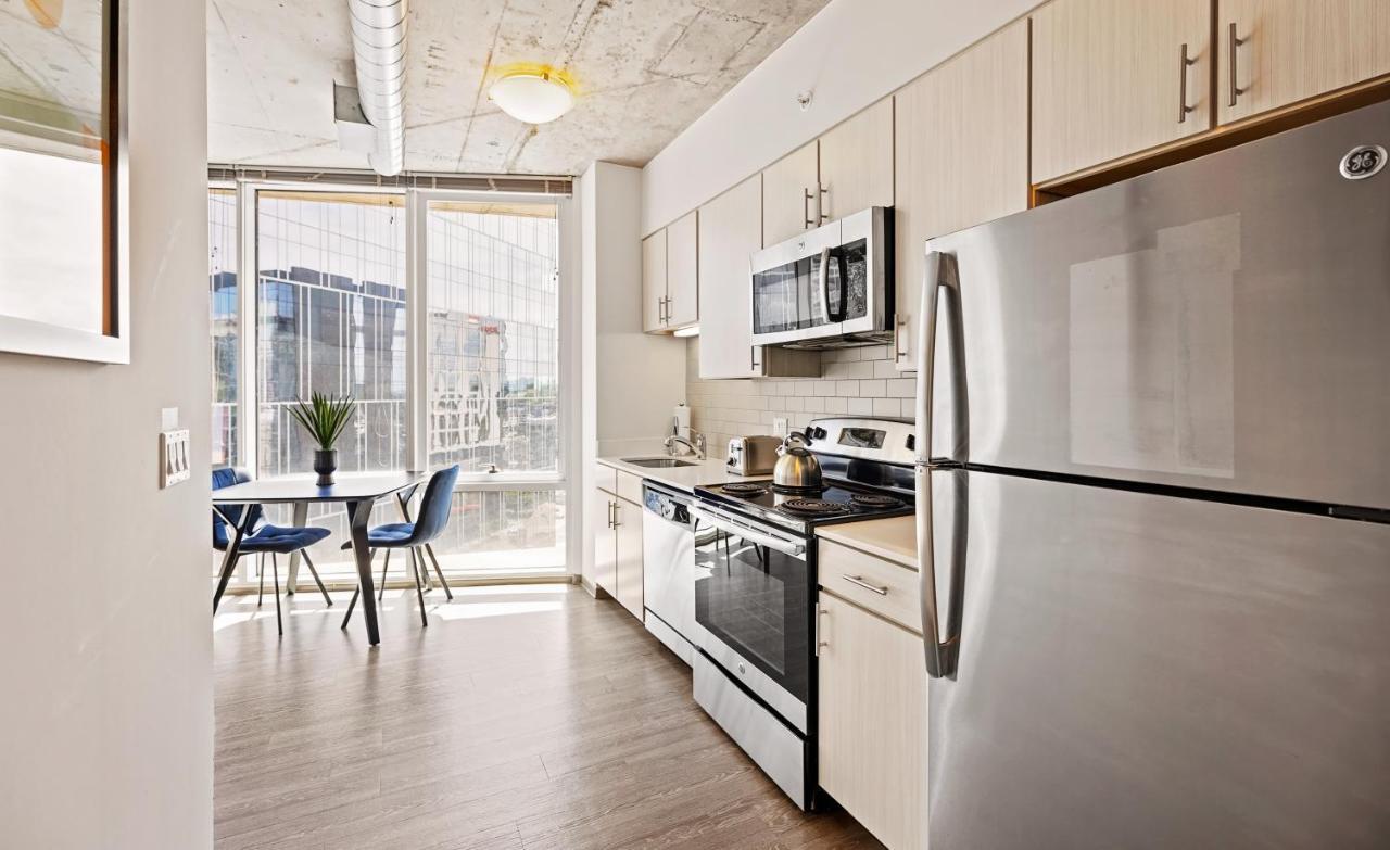 Placemakr Premier SoBro Nashville Exterior foto A kitchen in a typical apartment