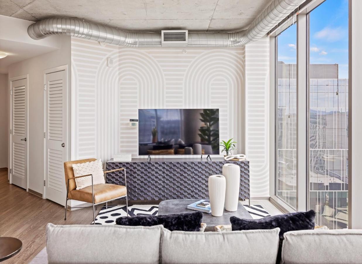 Placemakr Premier SoBro Nashville Exterior foto A living room at 1001 Olympic