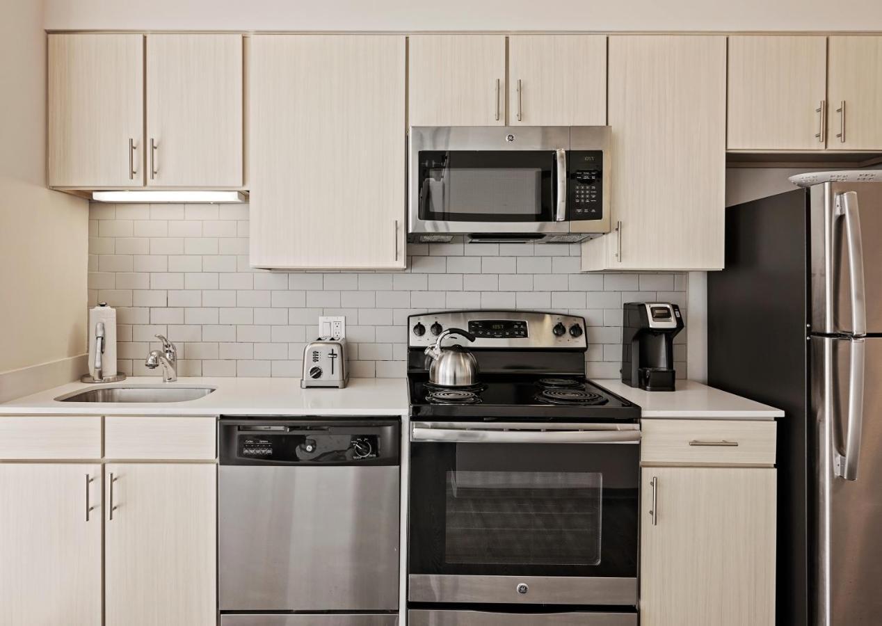 Placemakr Premier SoBro Nashville Exterior foto A typical kitchen in a typical apartment