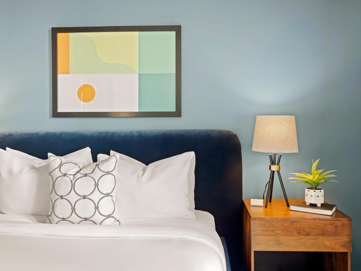 Placemakr Premier SoBro Nashville Exterior foto A bedroom at the Hotel Valencia