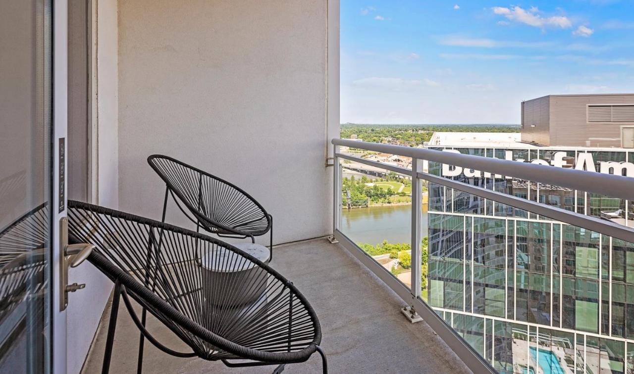 Placemakr Premier SoBro Nashville Exterior foto A balcony at the River District