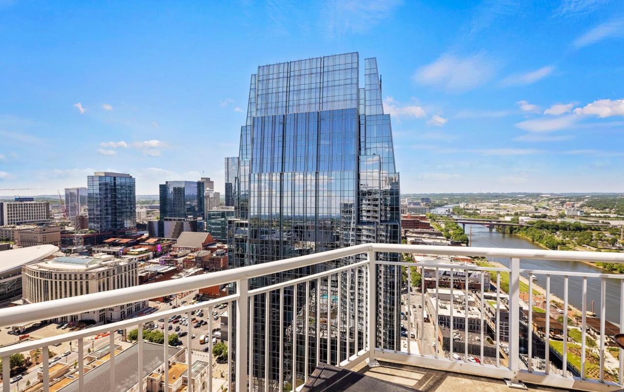 Placemakr Premier SoBro Nashville Exterior foto The modern residential complex, One Riverfront Plaza, in 2015