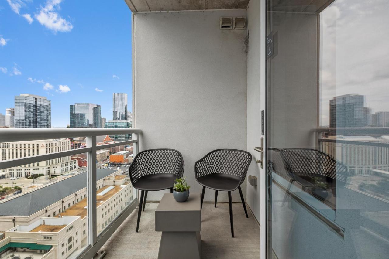 Placemakr Premier SoBro Nashville Exterior foto A balcony in a residential apartment