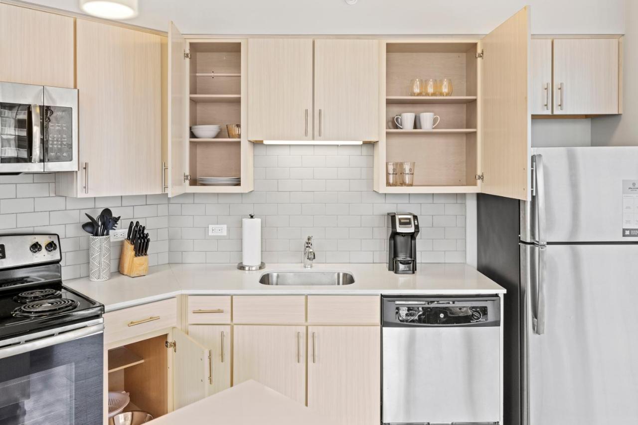 Placemakr Premier SoBro Nashville Exterior foto A typical kitchen