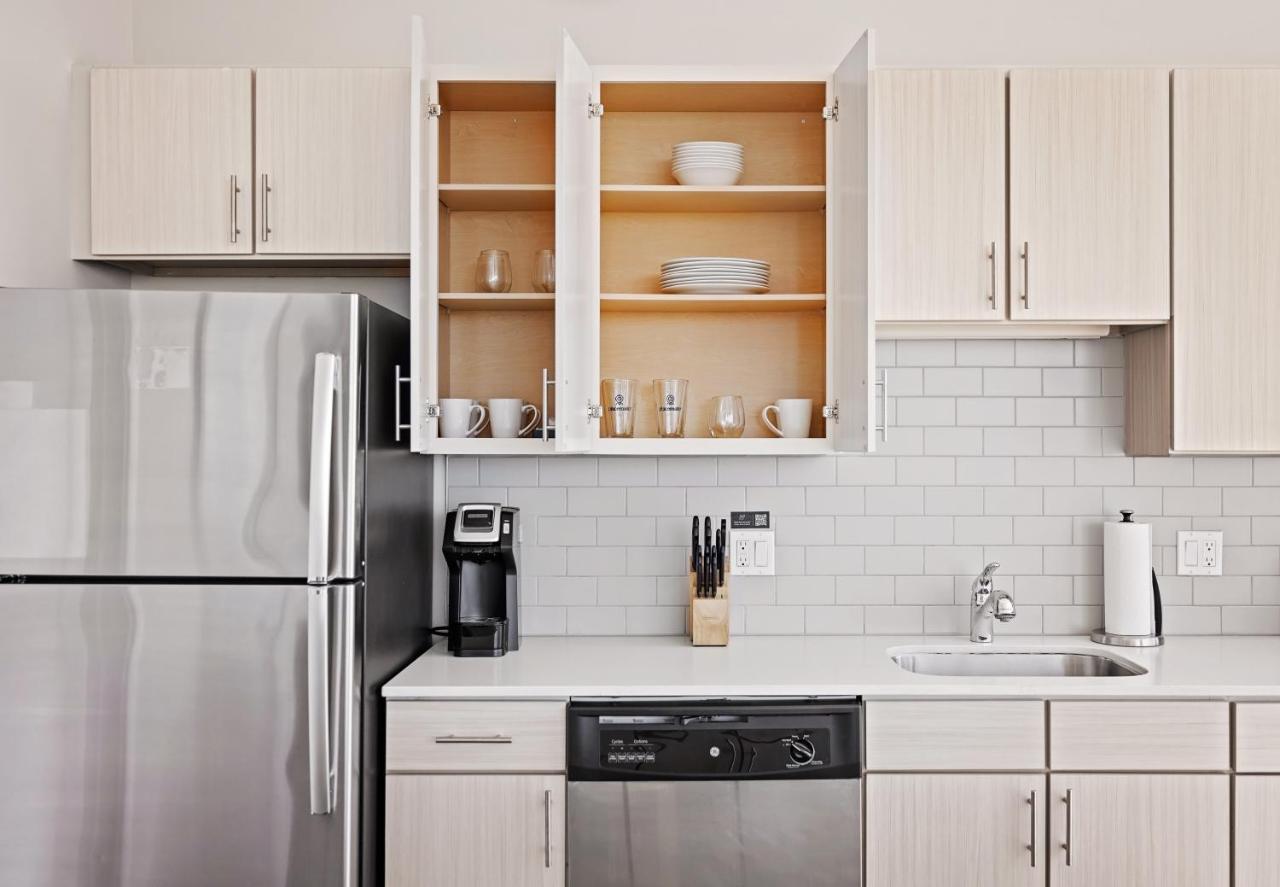 Placemakr Premier SoBro Nashville Exterior foto A typical kitchen in a typical apartment