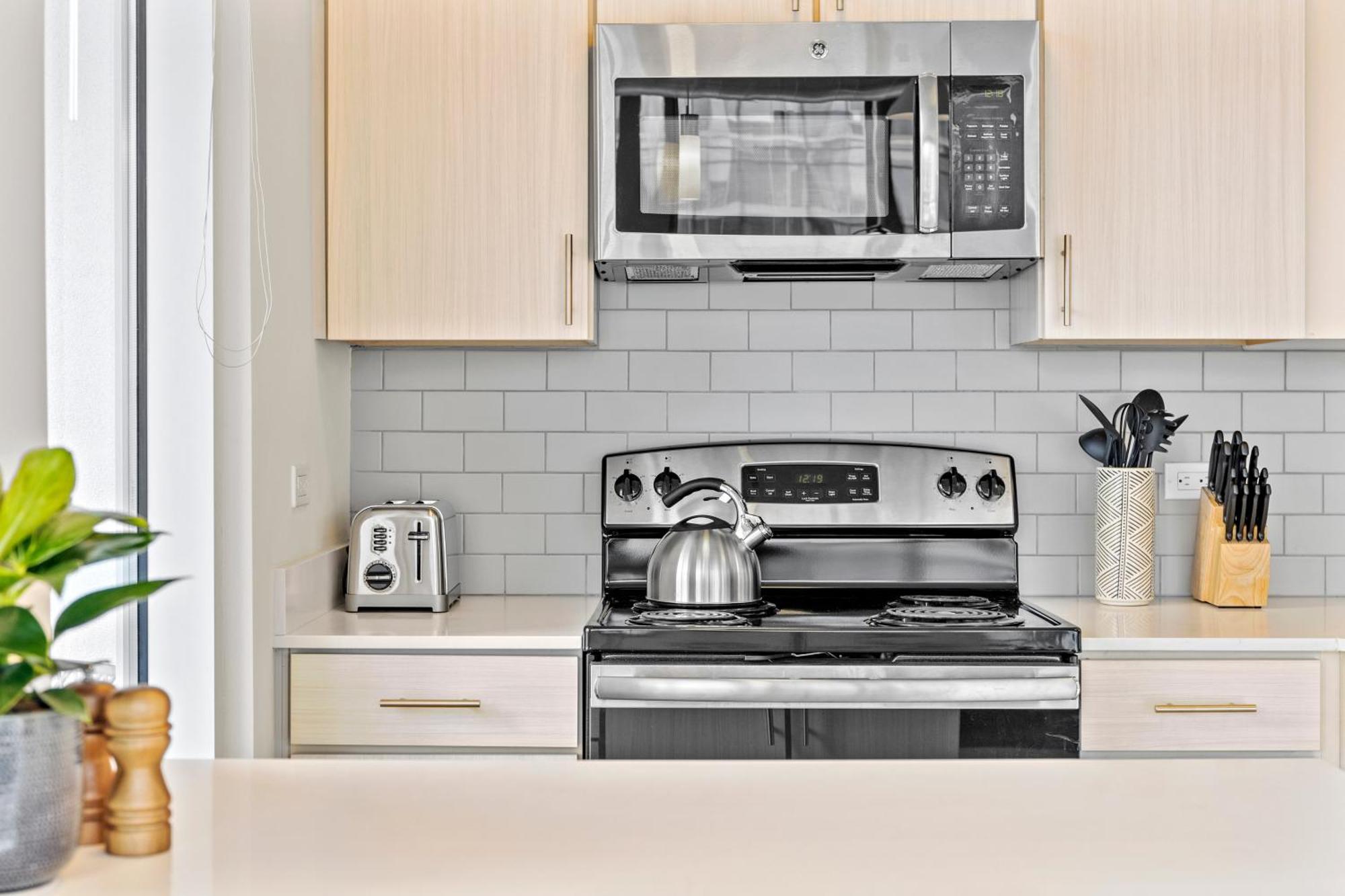 Placemakr Premier SoBro Nashville Exterior foto A microwave oven above a stove